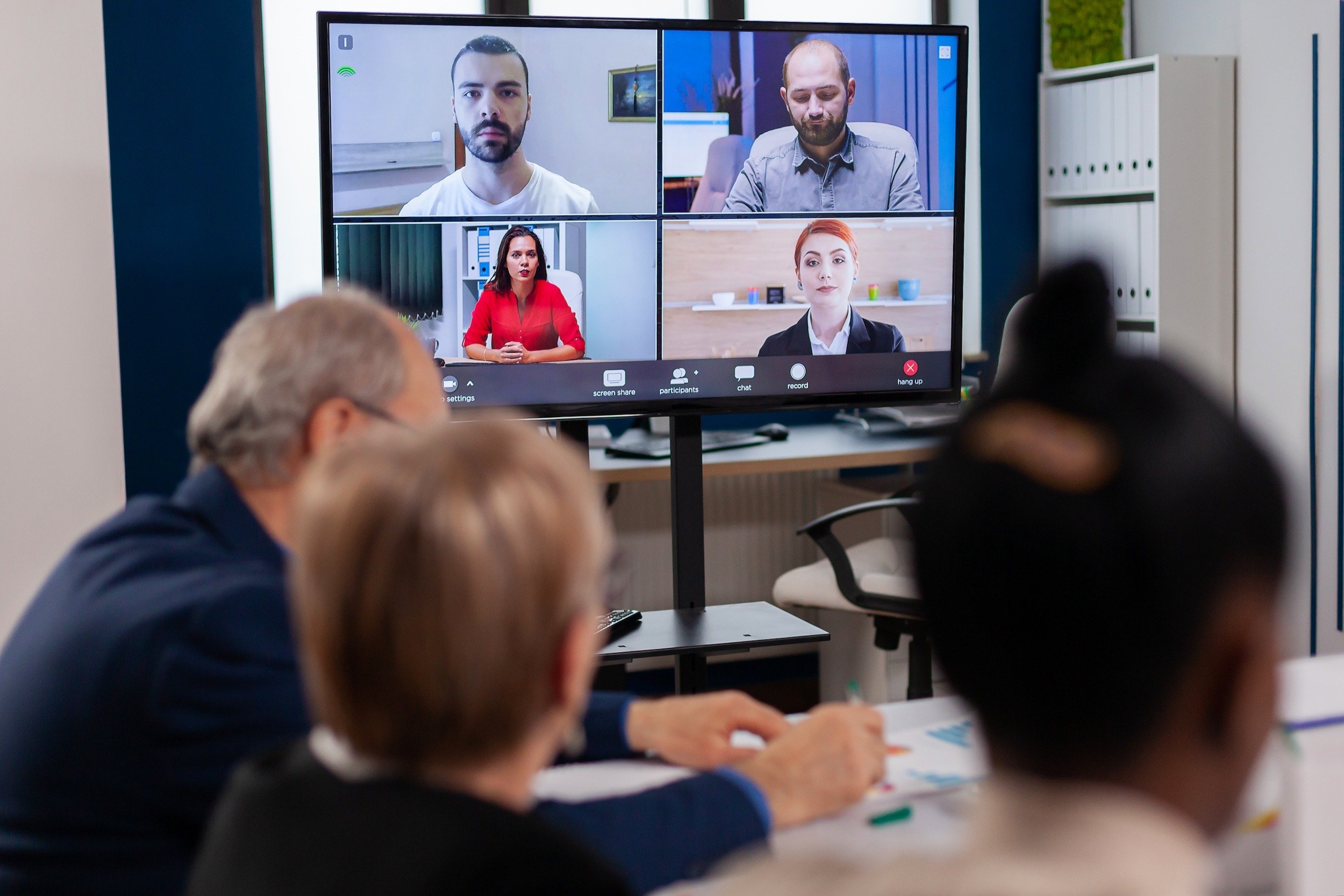 https://47369550.fs1.hubspotusercontent-na1.net/hubfs/47369550/team-video-call-conference-room.jpg